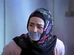 хиджаб с кляпом во рту