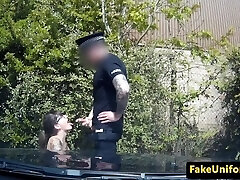 spex british slut pussyfucks poliziotto nella sua auto 