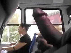 public masturbation on a bus, macht ihn auf