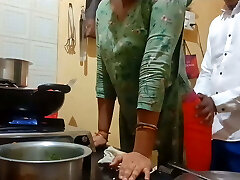 भारतीय गर्म पत्नी गड़बड़ हो गया, जबकि रसोई घर में खाना पकाने