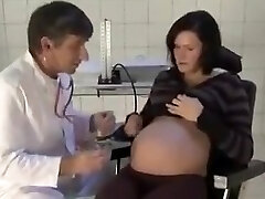 गर्भवती लड़की उसके डॉक्टर fucks