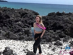 sweet chick summer vixen se promène sur la plage avec son petit ami