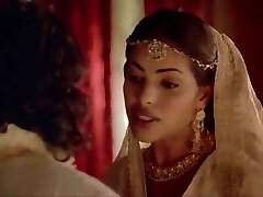 indira varma e sarita choudhury in un film kamasutra 