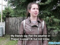 Public Agent-Junge Russische Speads Beine Für Bargeld