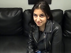 anna 18 ans, beurette, une vrai petite salope, me suce contre de l'argent