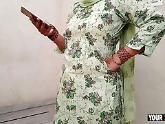karne ke bahaane ladke ne maa ko pel diya