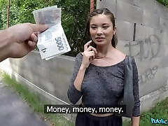 saltare sul cazzo di uno straniero duro è lo sport preferito della bella ragazza saltare sul cazzo di uno straniero duro è lo sport preferito della bella ragazza