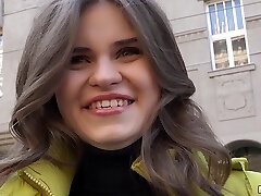 russo brunetta teen è offered soldi per hardcore sesso