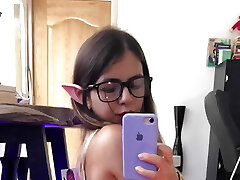 buongiorno, io & #039;ll essere la ragazza elfo... ti piacerebbe vedere la ragazza elfo mangiare un cazzo?