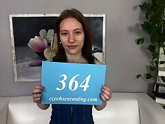 dünnes babe zeigt ihre nasse muschi bei einer casting-prüfung