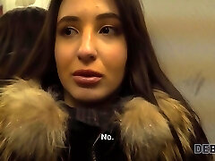 slim bruna dai grossi seni paga i suoi debiti utilizzando la sua tenera bocca e figa stretta