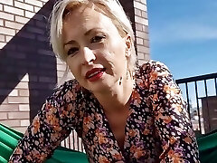 wanilianna in ihrem sommerkleid und nahtnylonstrümpfen neckt dich auf dem dach