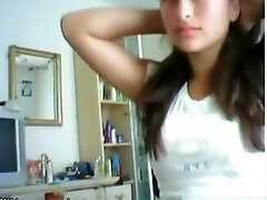 Carino ragazza bruna gioca con i suoi grandi tette e figa rasata in cam