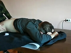 una ragazza dilettante che gli sbatte il culo sul tavolo, una gran figa di sesso femminile