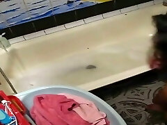 solo un carino indiano giovane studentesse in il bagno tub su nascosto camma