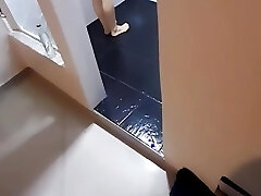 moglie fa un pompino ricco e viene scopata duramente da una bruna alta e spessa in un bagno dell'hotel-andy z 94-amatoriale nora milf