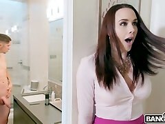 vollbusige babe mit vielen muttermalen chanel preston nimmt langen schwanz in ihre schlitz
