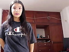 AMIGO pone una gran polla y se folla la boca de la Vecina mientras el programa ? creampie ?blowjob - porn en espanol - real casero