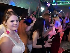 impressionante ragazze fanno lunghi cazzi scompaiono nelle loro fiche bagnate