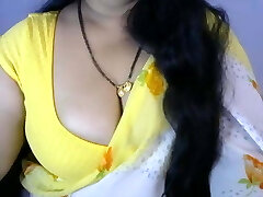 Indian babe in saree reveals her meaty tits