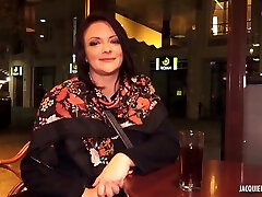 una bella moglie divorziata vuole un'avventura e fa sesso con un uomo più giovane (primo video) una bella moglie divorziata vuole un'avventura e fa sesso con un uomo più giovane (primo video)