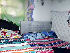 registro la mia sorellastra mentre riordina la stanza, che bel culo ha, voglio scoparla