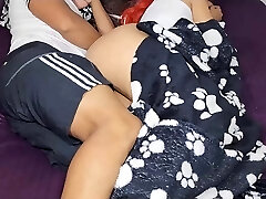 mio marito's patrigno mi scopa in tutti i buchi mentre mio marito sta guardando la tv, lui doesn & # 039; t sapere che segretamente mi cazzo in