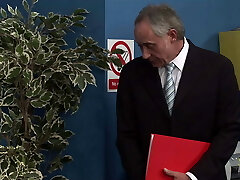 il grosso bruna piace palle in profondità mentre il suo magro bionda milf amico gode davvero a cavallo di un cazzo