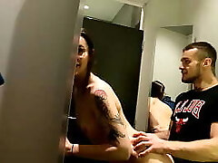 Amatorska para z Polski rucha sie w sklepowej przymierzalni