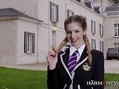 solo l'imbarazzo coed ragazza in uniforme stella cox scopa con due forti professori