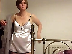 BLACKPOOL WIFE Stretching ON HER KNESS BLACKPOOL WIFE Stretching ON HER KNESS