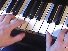 ingoiano il cazzo così in profondità nelle loro gole e schizzano l'un l'altro