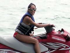 petite bikini babe ottiene arato da dietro pov stile