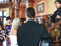 un inaspettato gangbang sesso di gruppo con la sposa e lo sposo al matrimonio con anale e un sacco di sborrate su grandi tette