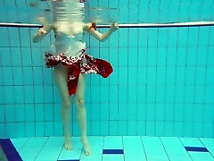 Frizzante rossa modello Marketa il bagno nudo in una piscina