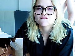 blondes teen liebt es, großen schwanz für eine unordentliche gesichtsbehandlung zu lutschen