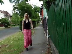 blonde milf mit süßer muschi leidet unter der peitsche