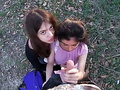 avendo divertimento con 2 sconosciuto adolescenti che venire indietro da scuola