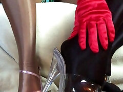 sensuale presa in giro close up gambe e piedi in collant lucido lucido e tacchi alti