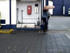 foxy babe ottiene inchiodato in bagno attraverso gloryhole foxy babe ottiene inchiodato in bagno attraverso gloryhole