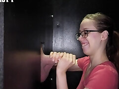 amiche che condividono un cazzo attraverso un buco di gloria amiche che condividono un cazzo attraverso un buco di gloria