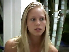 carino college girl ottiene il suo culo e figa dita