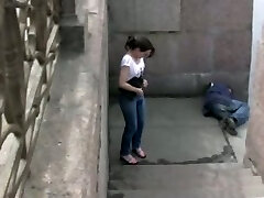 pubblico pissing all'aperto solo scena con brutto bruna elizabeth