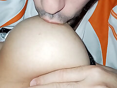 mio marito è dipendente da succhiare le mie grandi tette naturali che & #039;s perché lo amo sempre, i miei capezzoli diventano grandi e duri parte 2