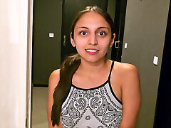 il mio vicino mi chiede aiuto e restituisce il favore con la sua figa il mio vicino mi chiede aiuto e restituisce il favore con la sua figa