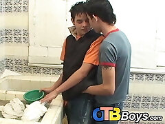Latino twinks drilling raw in the bathroom before cumshot