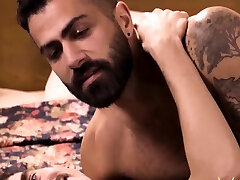 दाढ़ी वाले समलैंगिक एडम रामजी आदमी त्रिशंकु केडेन पत्थर