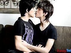 लंबे बाल हार्ड बंद एक दूसरे को मरोड़ते के साथ दो युवा पुरुषों लंबे बाल हार्ड बंद एक दूसरे को मरोड़ते के साथ दो युवा पुरुषों