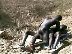 Chaude Afrique - three black dans la brousse