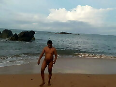 индийское красавчик обнаженный на публике на пляже